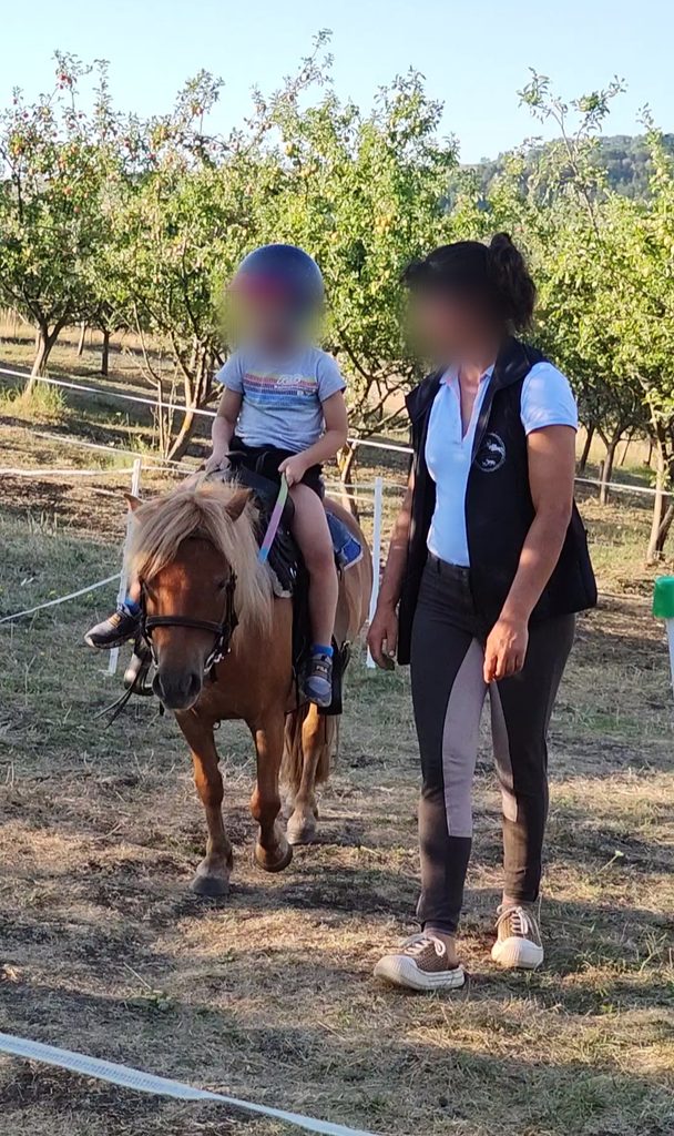 Ce învață copiii la o plimbare pe ponei Cluj Experiența de la Micul Grajd